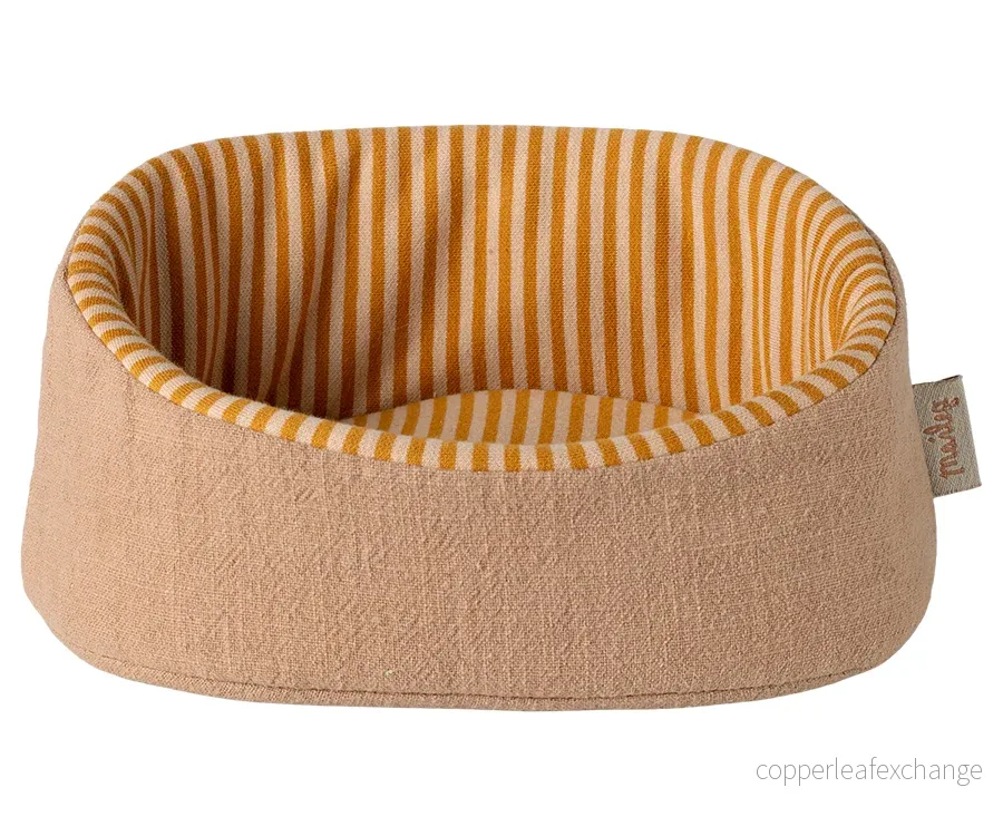 Maileg – Korg till hundvalp, hundkorg small randig och rosa