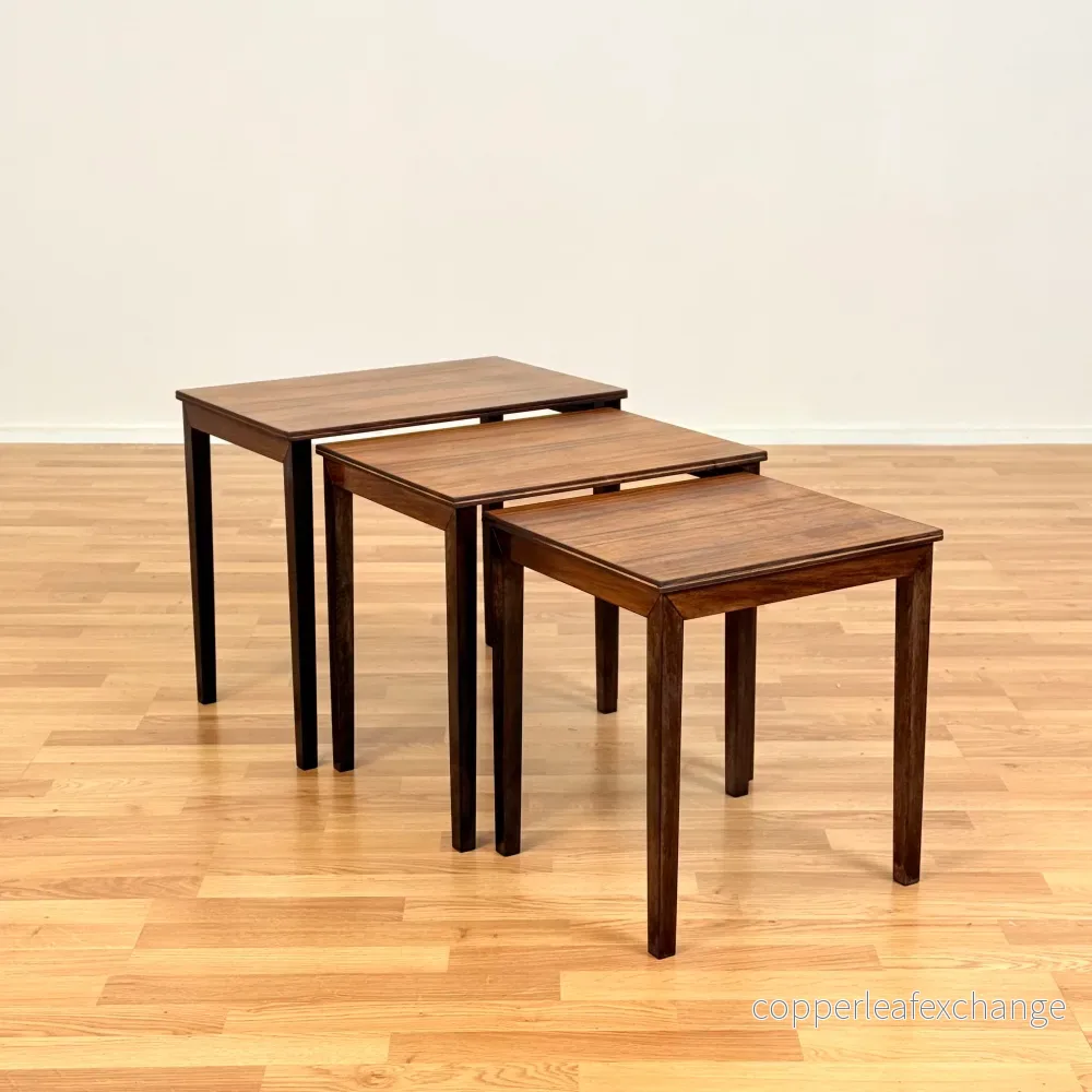 Danskt set med nästlade bord i teak Danskt set med nästlade bord i teak