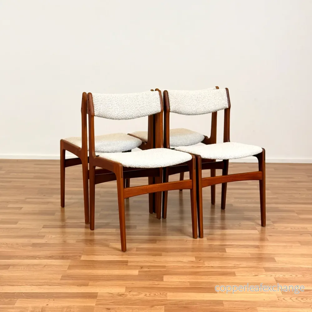 Danskt set med 4 matstolar i teak av Erik Buch Danskt set med 4 matstolar i teak av Erik Buch