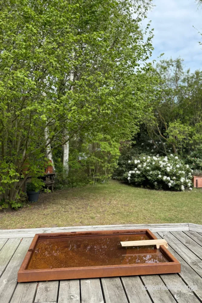 Fågelpool i CORTEN med trampolin i svensk ek Fågelpool i CORTEN med trampolin i svensk ek