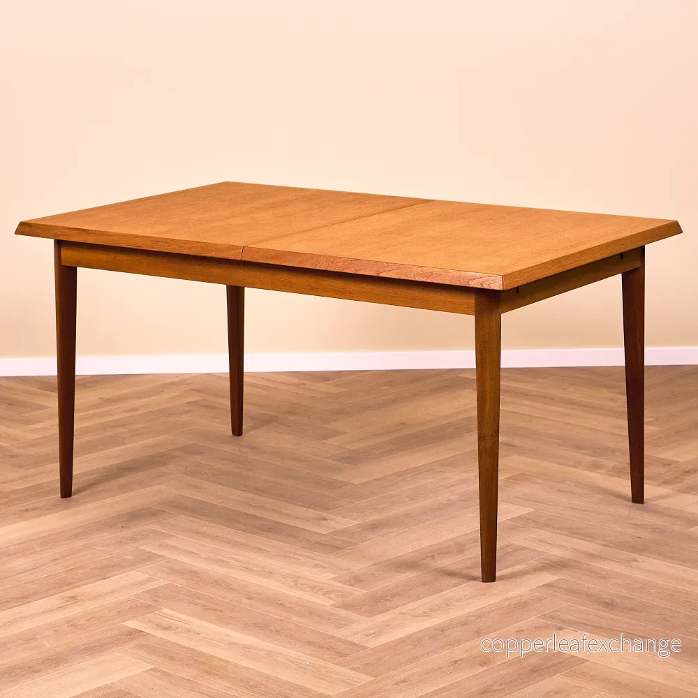 Danskt matbord i teak av Aage Schmidt Christensen för Fritz Hansen