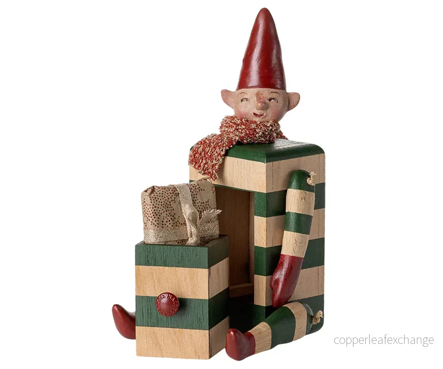 Maileg – Tomte med låda i grönt, prydnad elf till jul - Bild 2