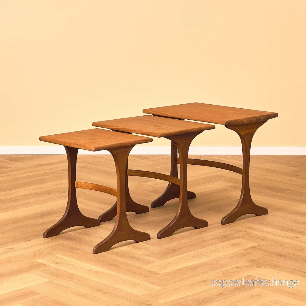 Engelskt set med nästlade bord i teak och valnöt, modell 'Fresco' av Victor Wilkins för G-Plan - Bild 3