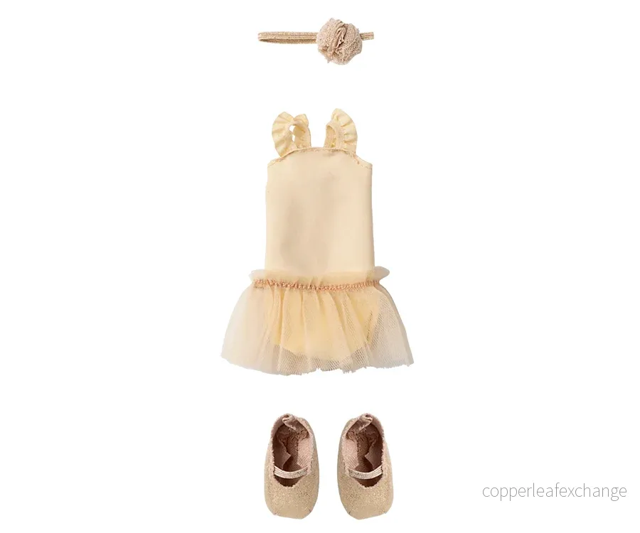 Maileg – Ballerina kläder vit och ballerinaskor, storlek 2 till kanin, ballerinaklänning cream i tyll, hårband, skor och klänning Maileg – Ballerina kläder vit och ballerinaskor, storlek 2 till kanin, ballerinaklänning cream i tyll, hårband, skor och klänning