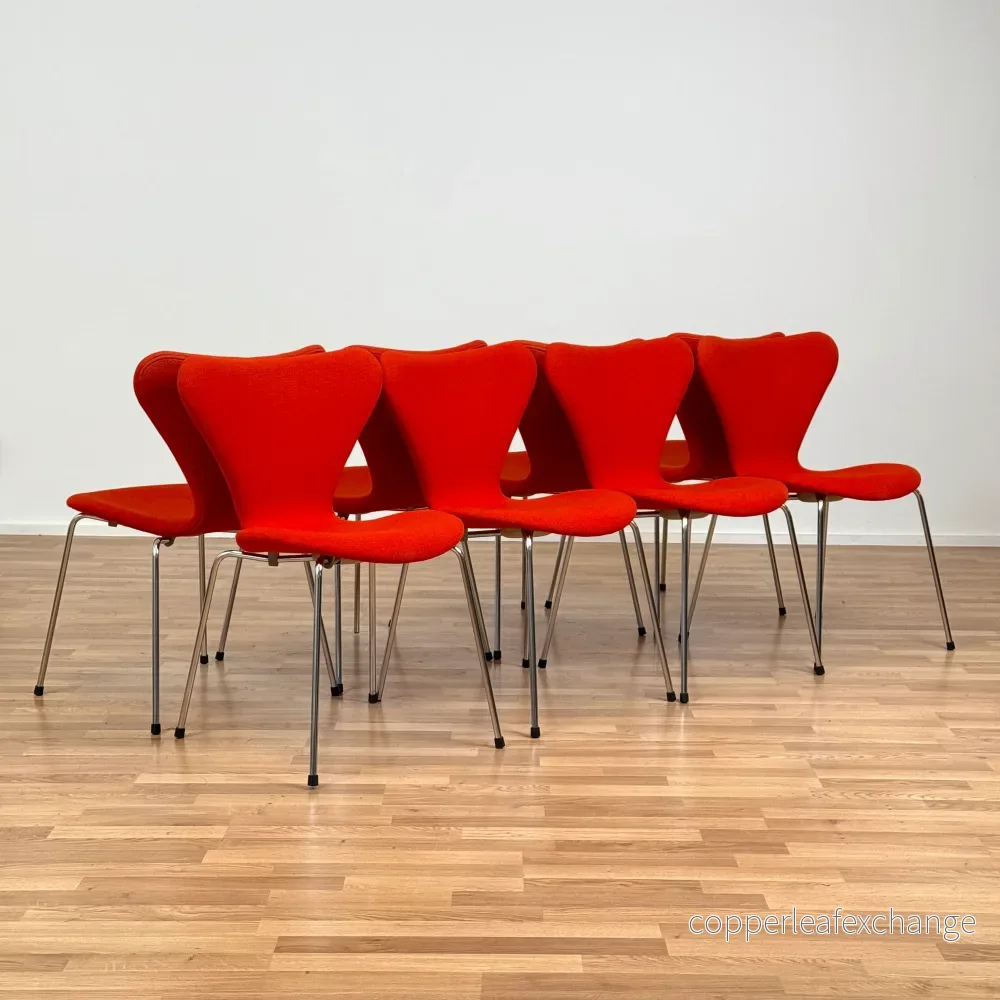 Danskt set med 8 matstolar 'modell 3107' av Arne Jacobsen för Fritz Hansen