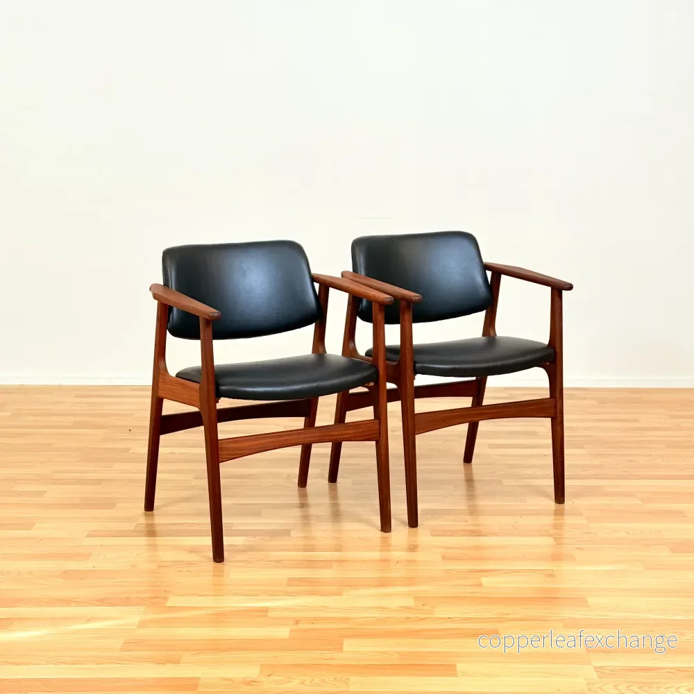 Danskt set med 2 matstolar med armstöd i valnöt av Arne Vodder för Vamo Möbelfabrik, modell ”Lene” Danskt set med 2 matstolar med armstöd i valnöt av Arne Vodder för Vamo Möbelfabrik, modell ”Lene”