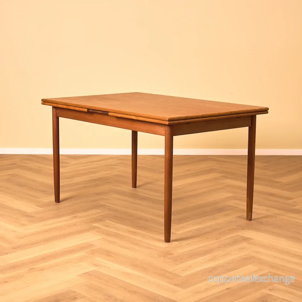 Danskt rektangulärt matbord i teak Danskt rektangulärt matbord i teak