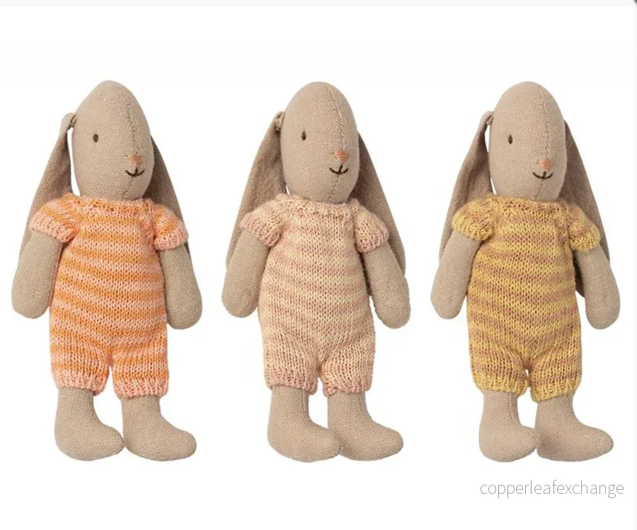 Maileg – Kanin baby micro, bunny i randig stickad jumpsuit, gul - Bild 3