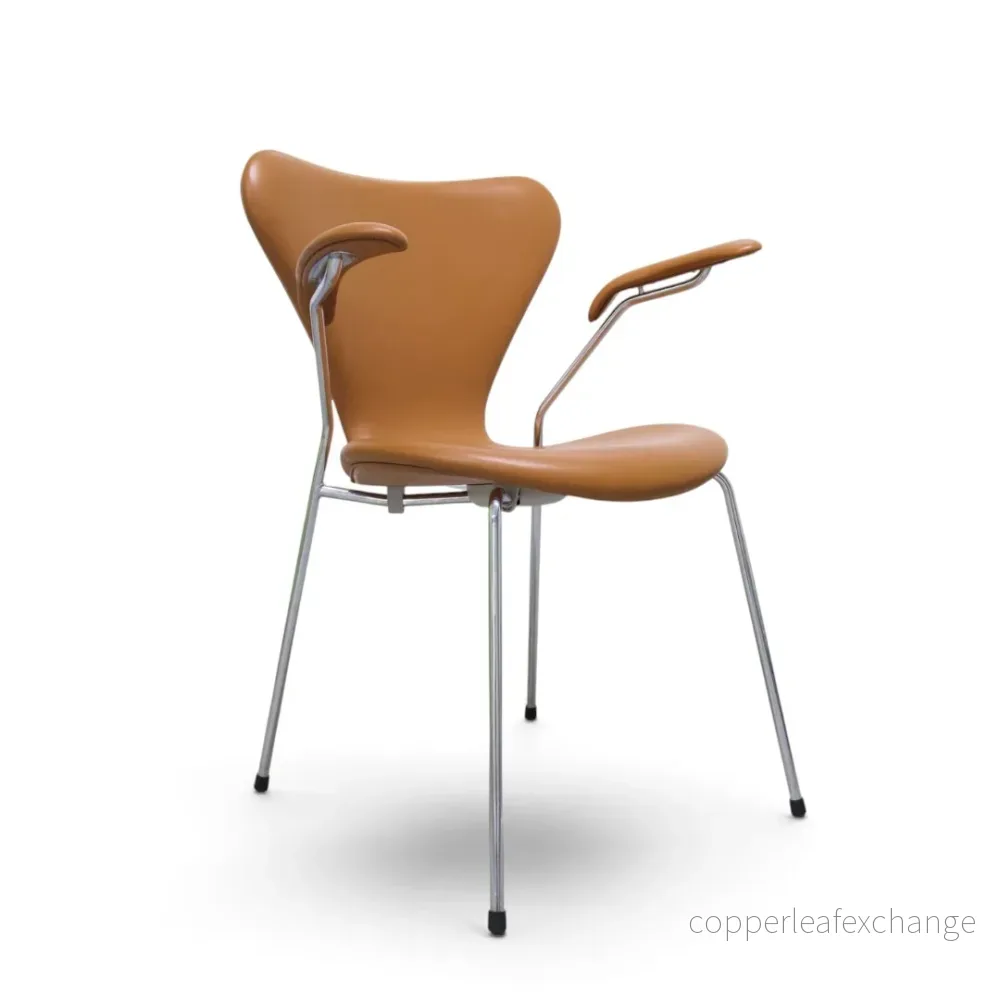 Arne Jacobsen, Syveren stol med armlæn i Soft / Walnut - Bild 3