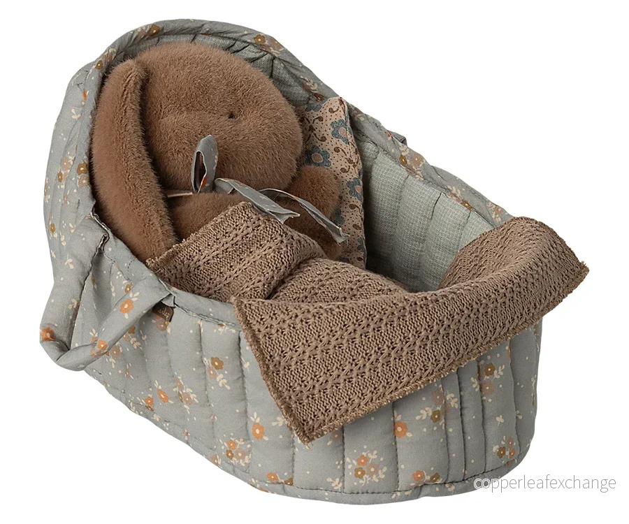Maileg – Babylift i blått, bärsäng med kudde och filt i fint blommigt mönster för gosedjur - Bild 2