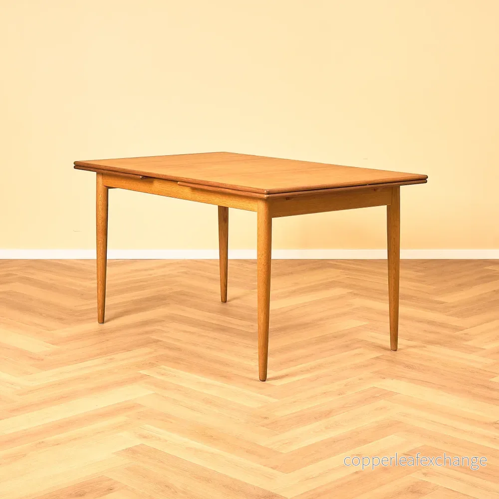 Svenskt matbord i teak och ek Svenskt matbord i teak och ek