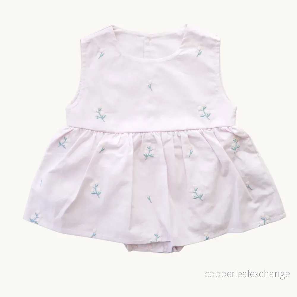 Heather babyromper med broderade blommor