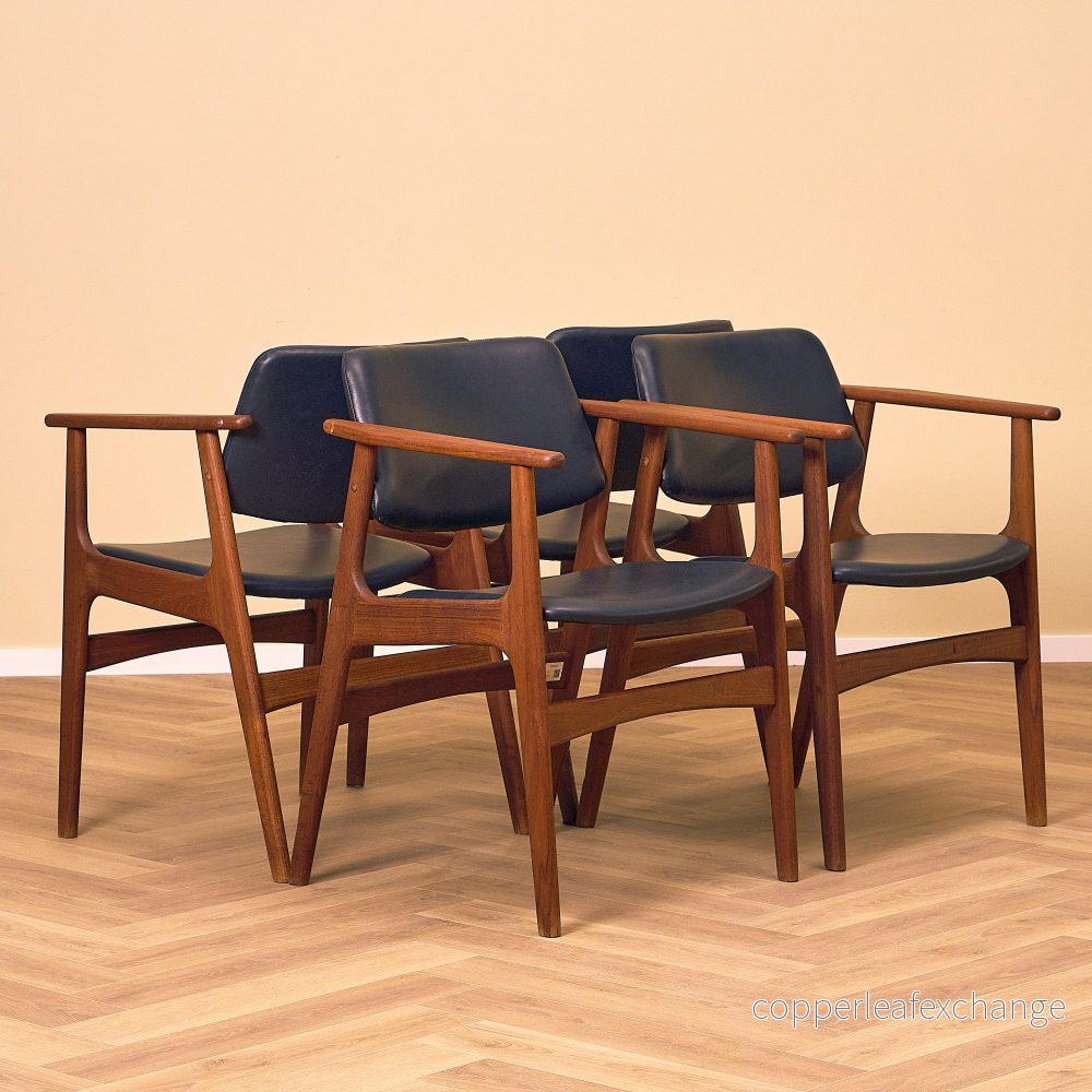 Danskt set med 4 matstolar med armstöd i teak av Arne Vodder för Vamo Furniture Factory, modell "Lene"