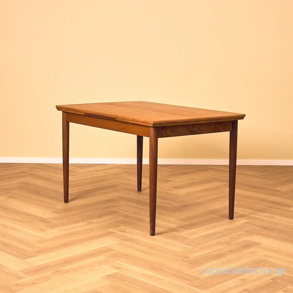 Danskt rektangulärt matbord i teak och valnöt Danskt rektangulärt matbord i teak och valnöt