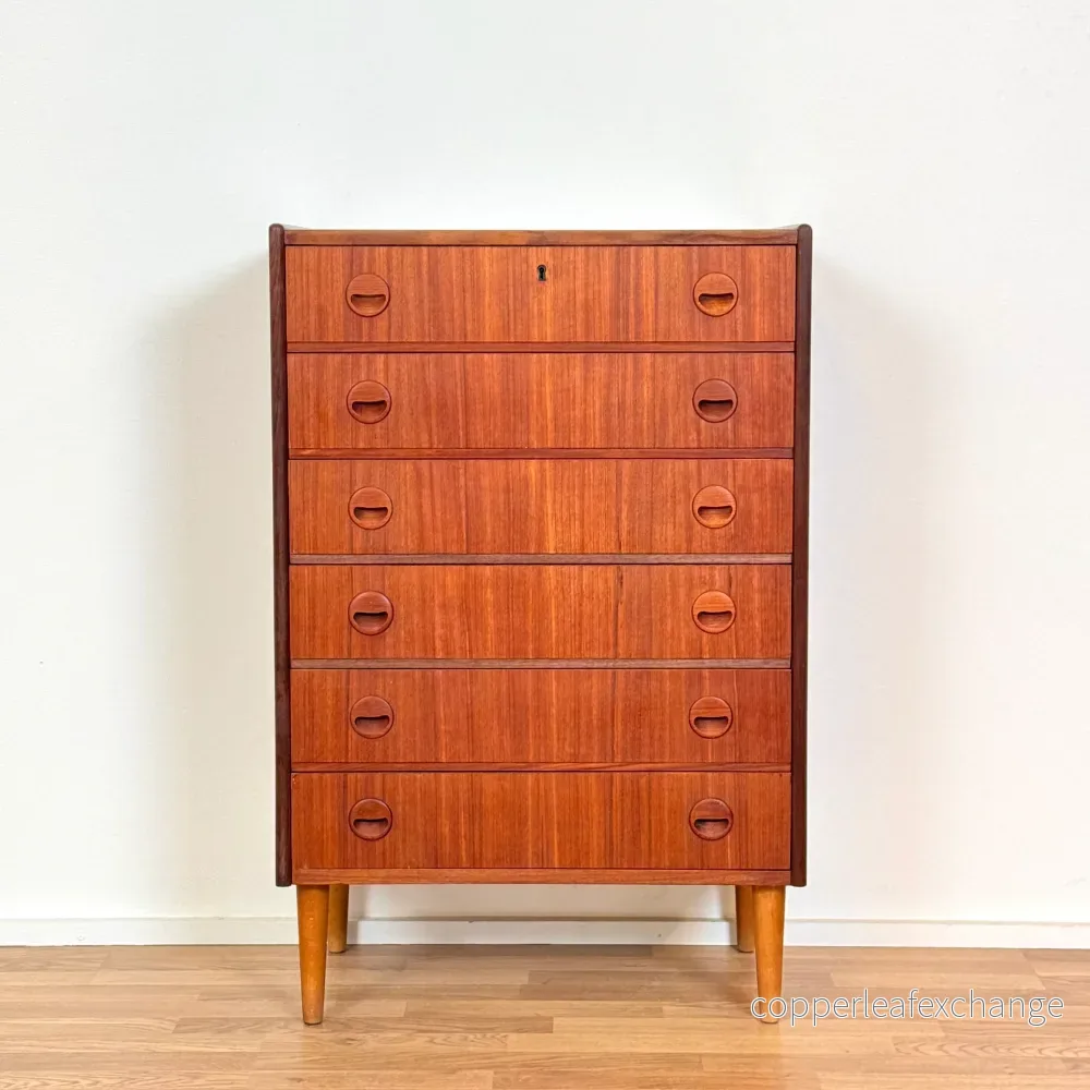 Byrå med 6 lådor i teak av Kai Kristiansen, 1950-60-tal, Danmark