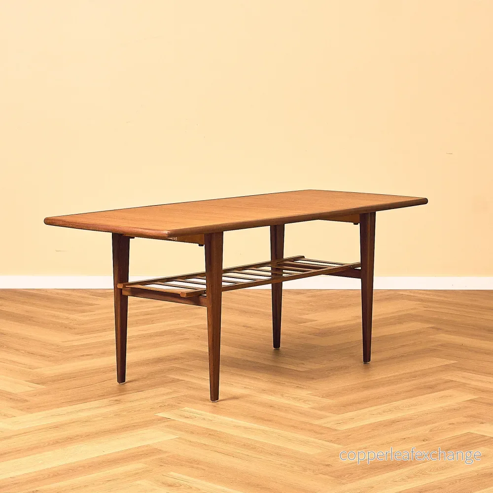 Svenskt soffbord i teak och valnöt Svenskt soffbord i teak och valnöt