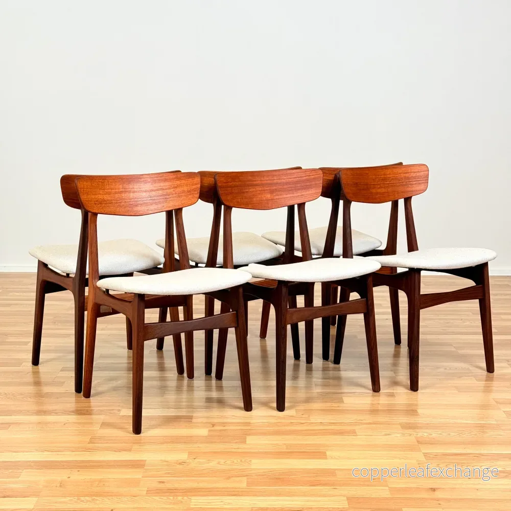 Danskt set med 6 matstolar i teak av Schiønning & Elgaard Danskt set med 6 matstolar i teak av Schiønning & Elgaard