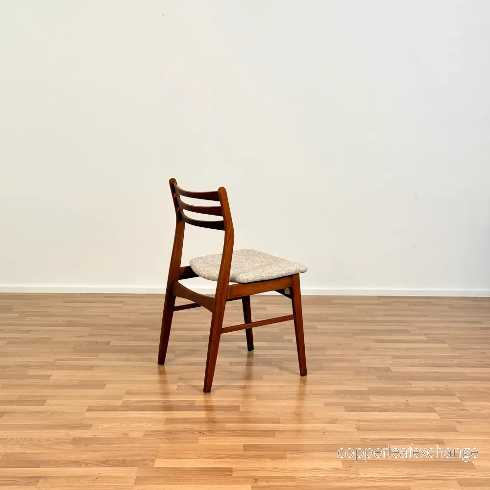 Danskt set med 4 matstolar i teak och bok från SAX - Bild 3