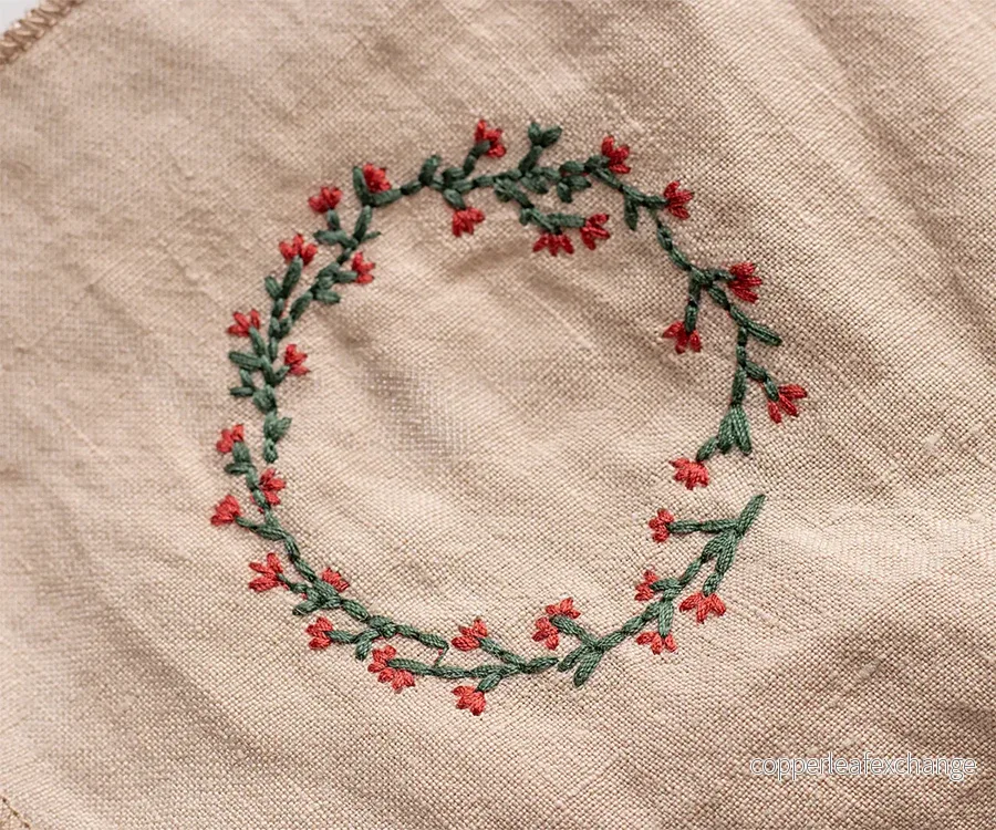 Maileg – Tygservett till jul med broderad krans, julig servett med broderi - Bild 2