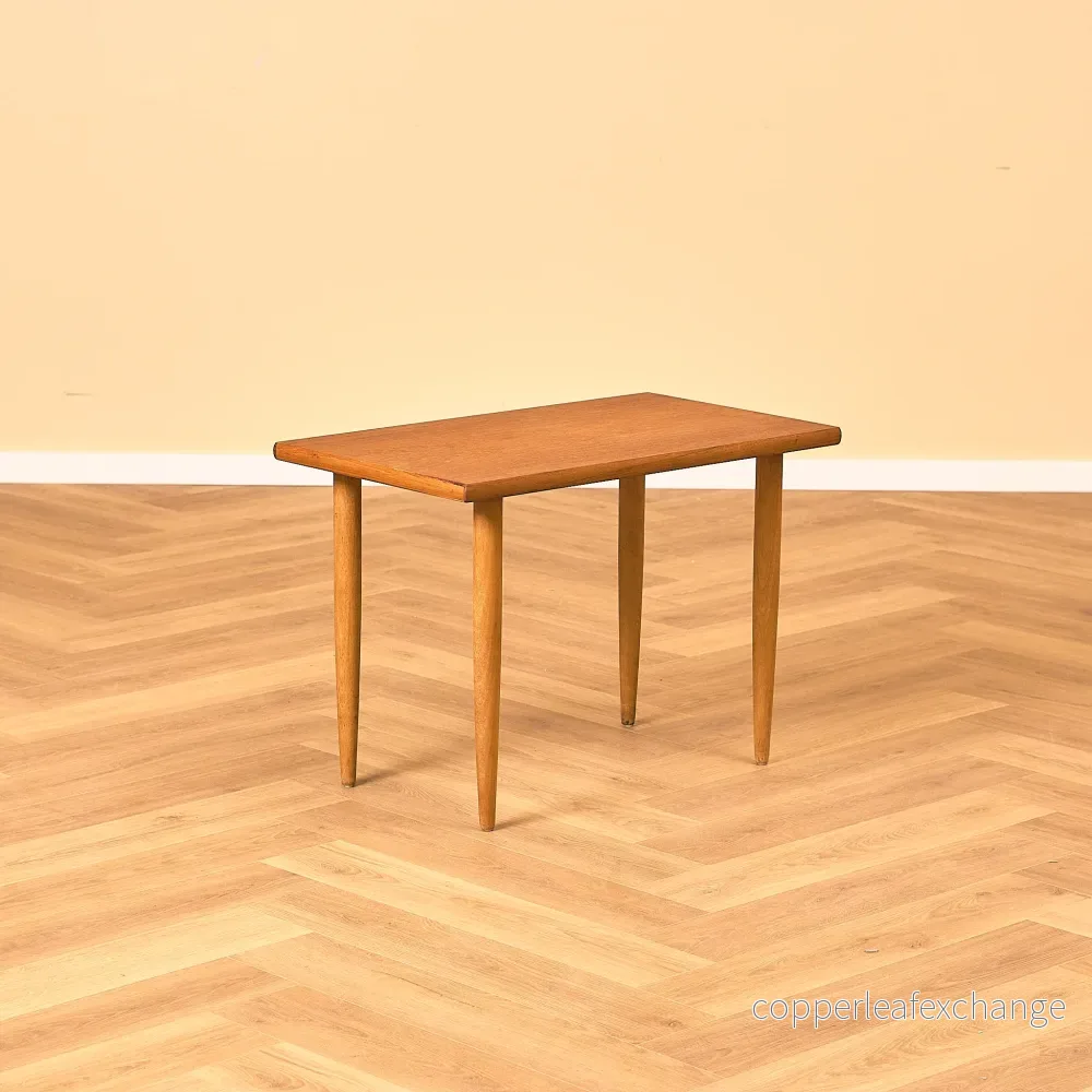 Svenskt sidobord i teak och bok Svenskt sidobord i teak och bok