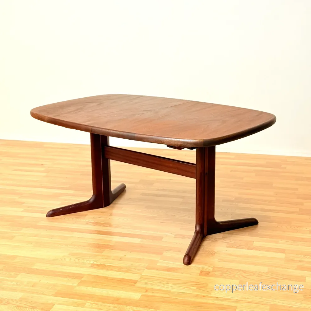 Dansk oval matbord i mahogny från Skovby Møbelfabrik Dansk oval matbord i mahogny från Skovby Møbelfabrik