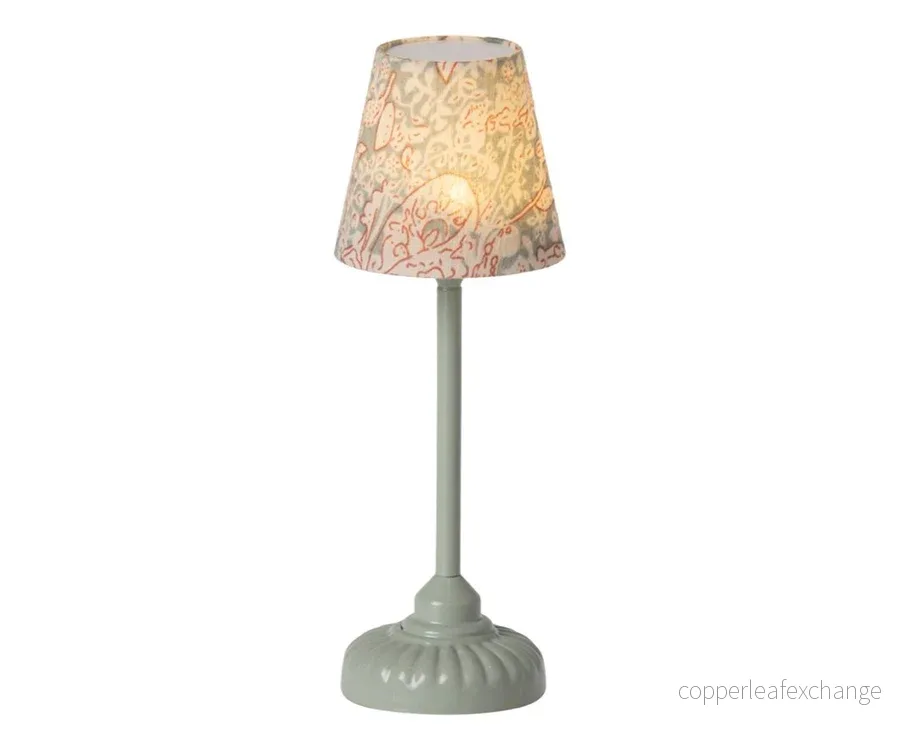 Maileg – Liten lampa miniatyr, golvlampa till dockhus mint för möss - Bild 2