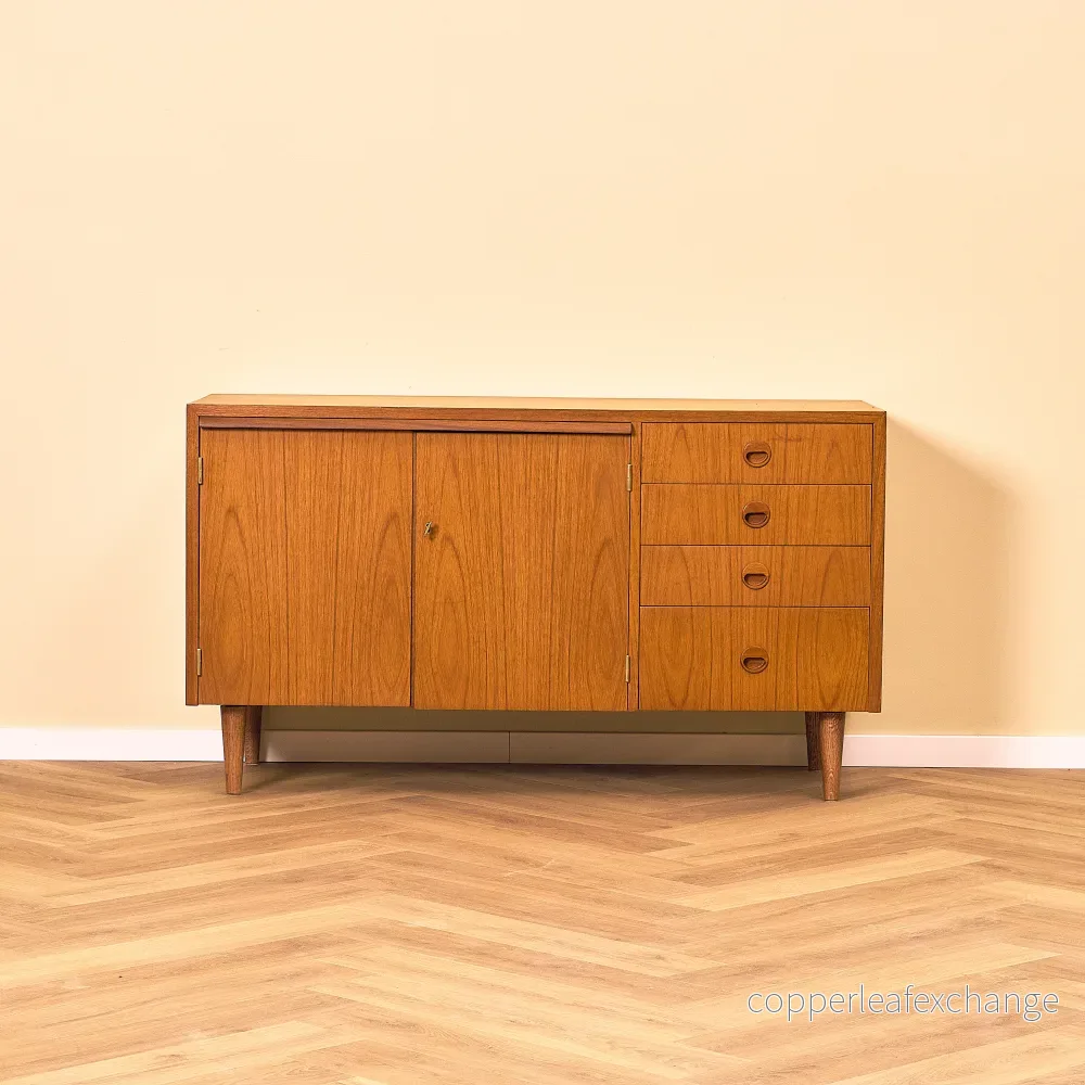 Svenskt skåp i teak Svenskt skåp i teak