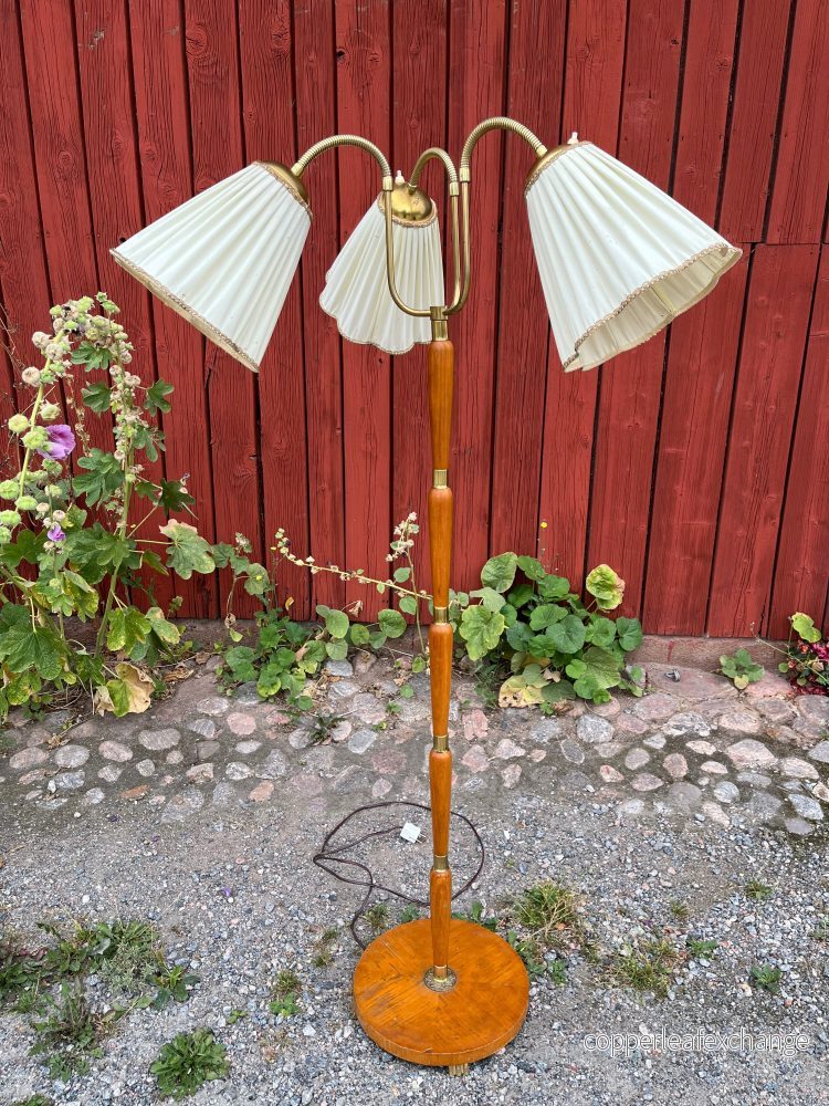 Trearmad golvlampa
