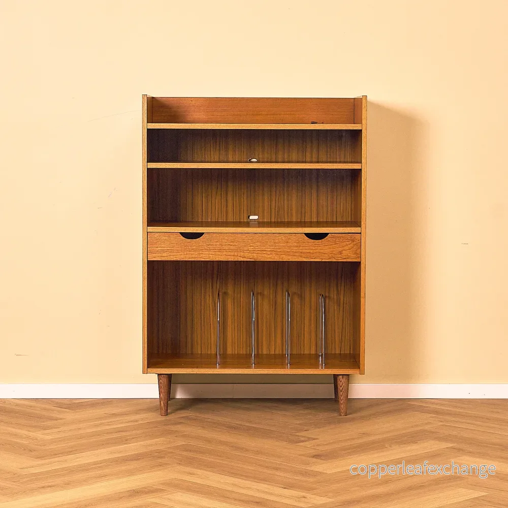 Svensk bokhylla med vinylhållare i teak