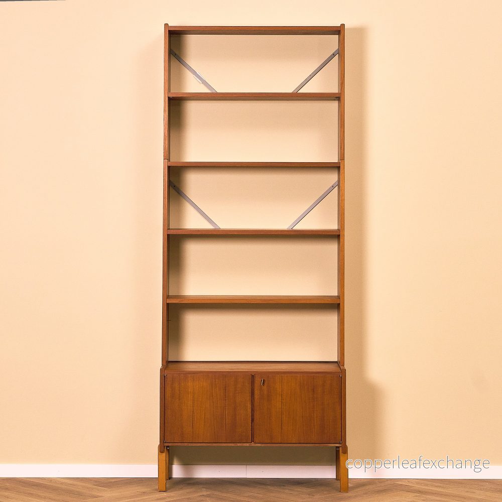 Svenskt polyform hyllsystem i teak