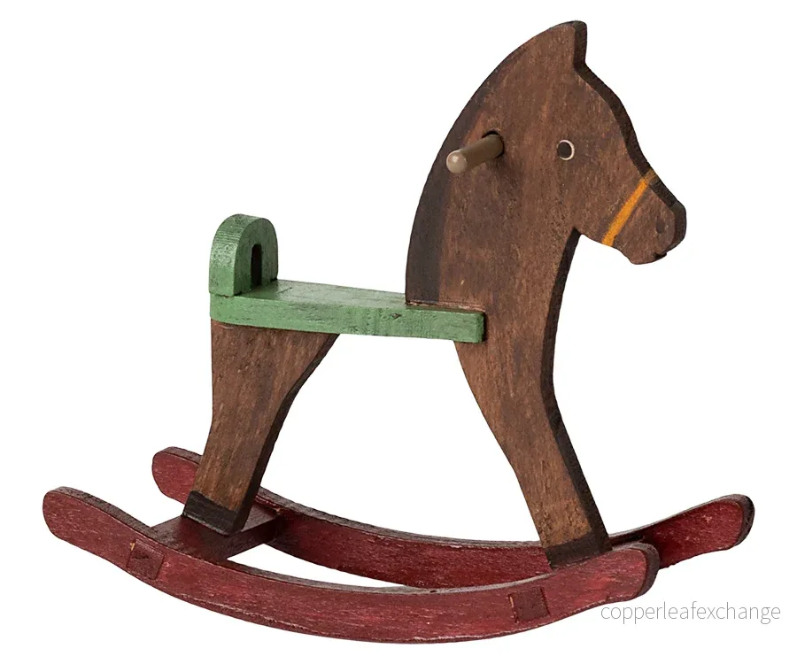 Maileg – Cowboymus på gunghäst, lillebror mus som cowboy med cowboyhatt och häst i trä - Bild 3