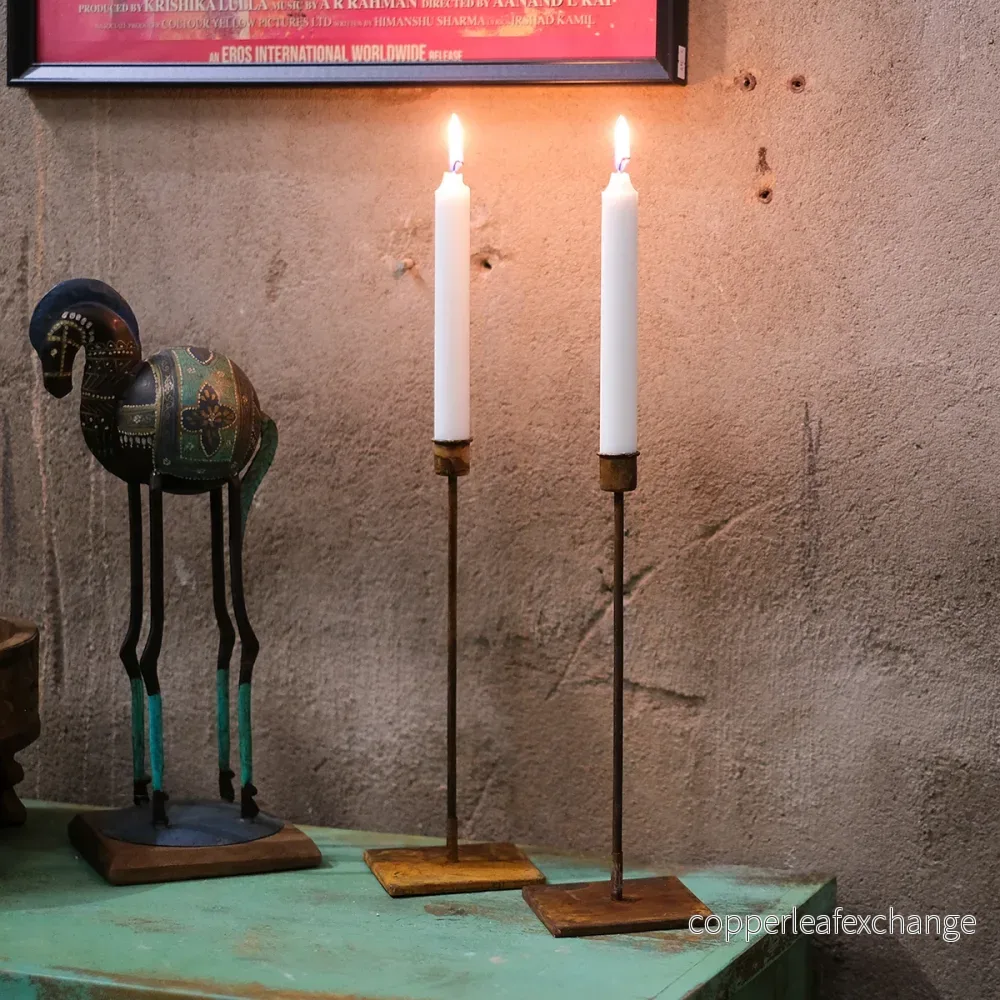 Hög smal rostig ljusstake Hög smal rostig ljusstake