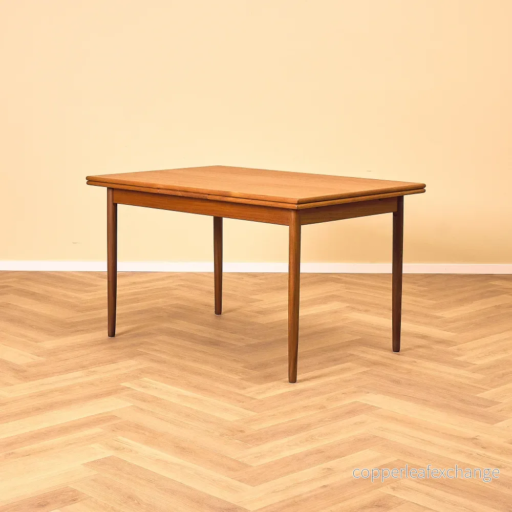 Danskt matbord i teak och valnöt