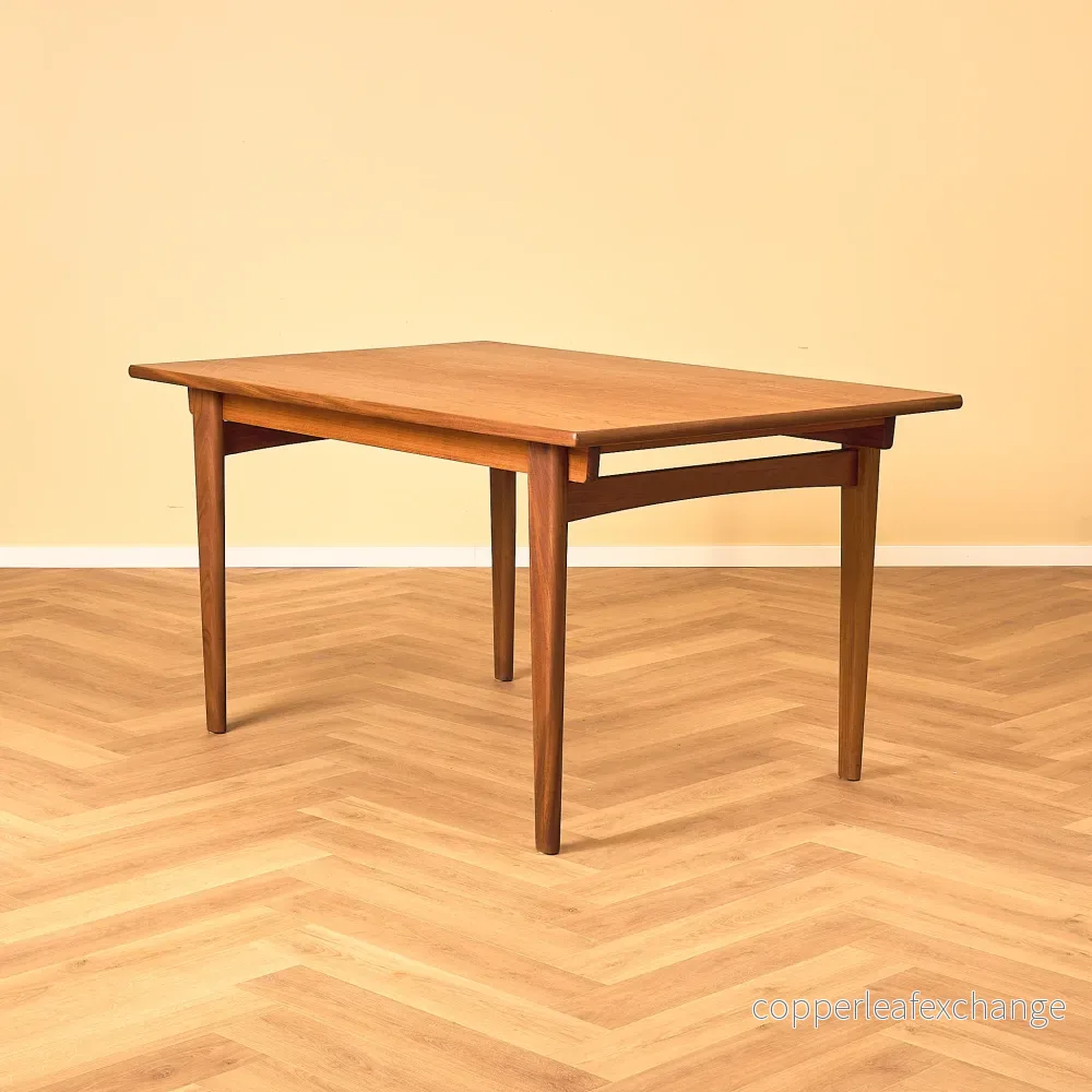Svenskt rektangulärt matbord i teak Svenskt rektangulärt matbord i teak