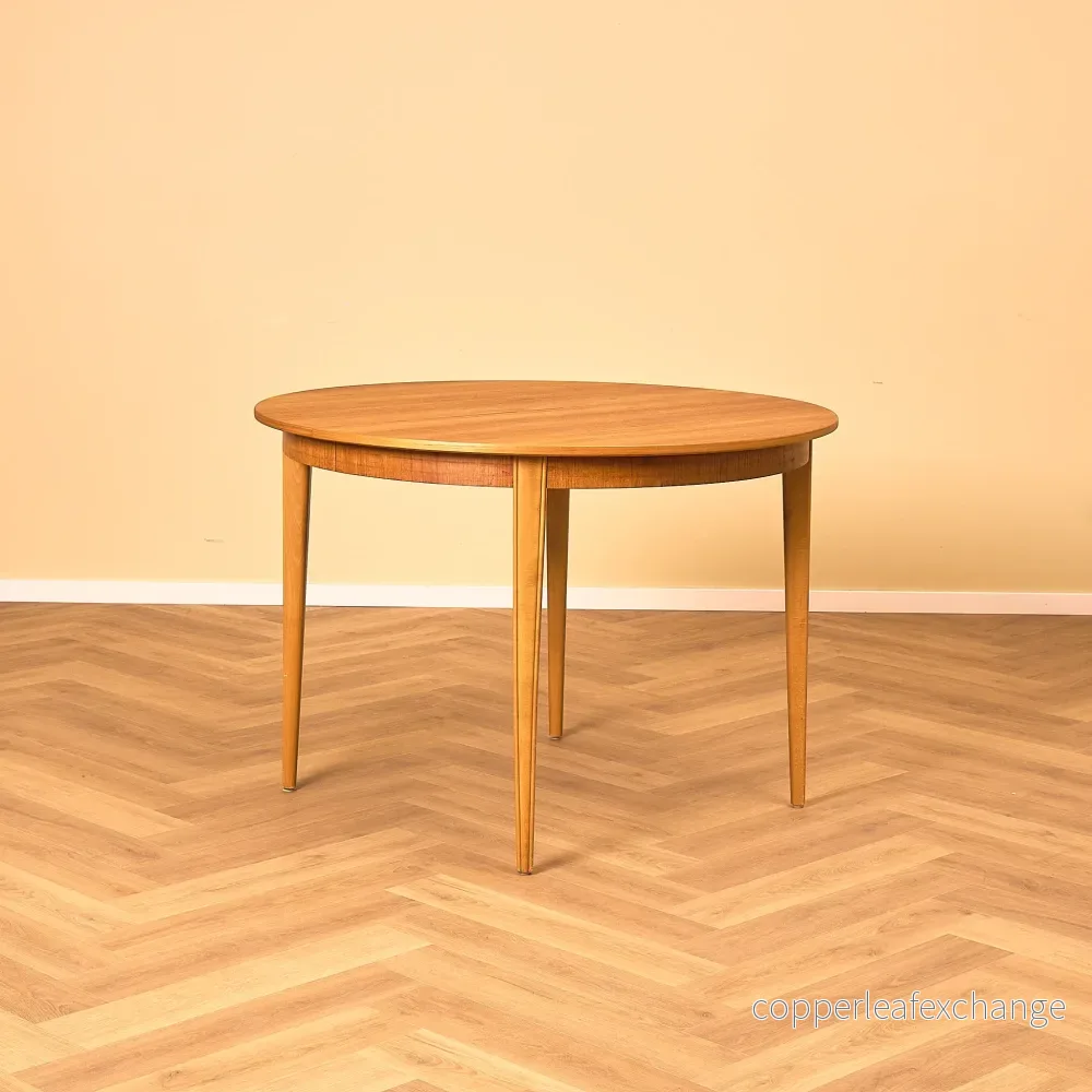 Svenskt runt matbord i teak och bok Svenskt runt matbord i teak och bok
