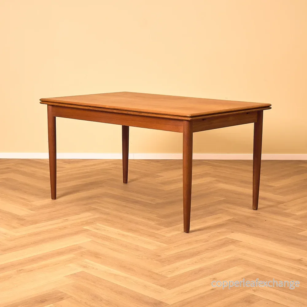 Danskt rektangulärt matbord i teak Danskt rektangulärt matbord i teak