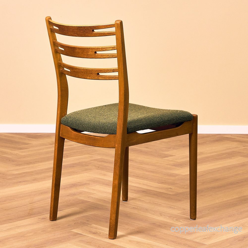 Danskt set med 4 matstolar "modell 219" i teak & bok av Farstrup - Bild 3