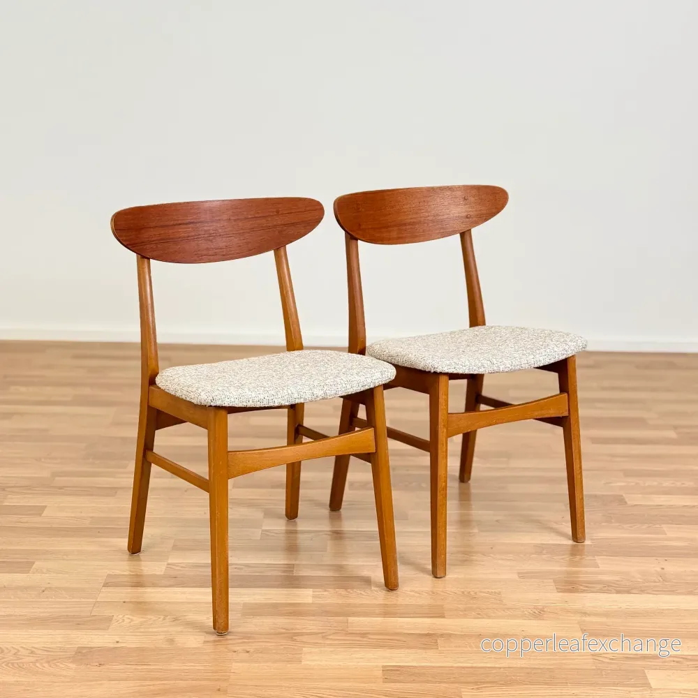 Danskt set om 2 matstolar i teak och bok av Findahl