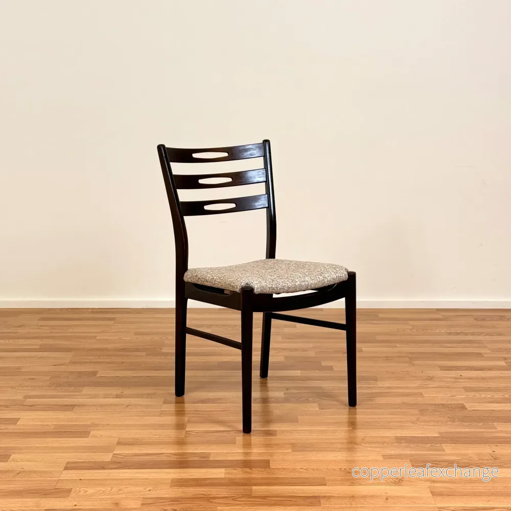 Svenskt set med 2 matstolar ”Jonas” från IKEA Svenskt set med 2 matstolar ”Jonas” från IKEA