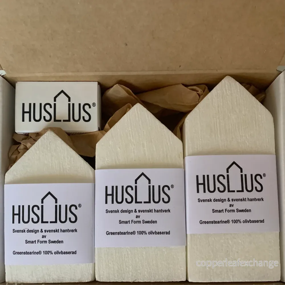 HUSLJUS® 6X6 cm i presentförpackning med 3 ljus av Greenstearine® (100% olivbaserad) och en HUSLJUS® tändsticksask