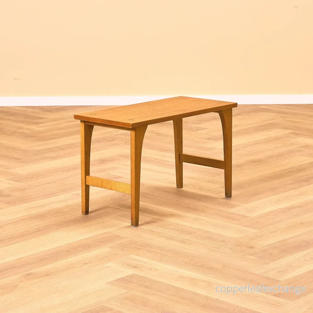 Svenskt sidobord i teak och ek