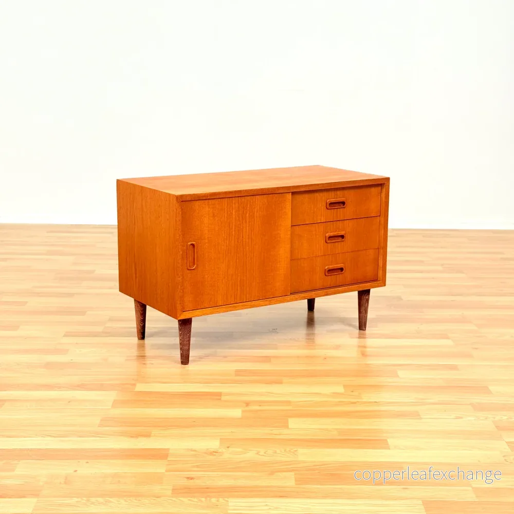 Svensk skänk i teak och ek Svensk skänk i teak och ek