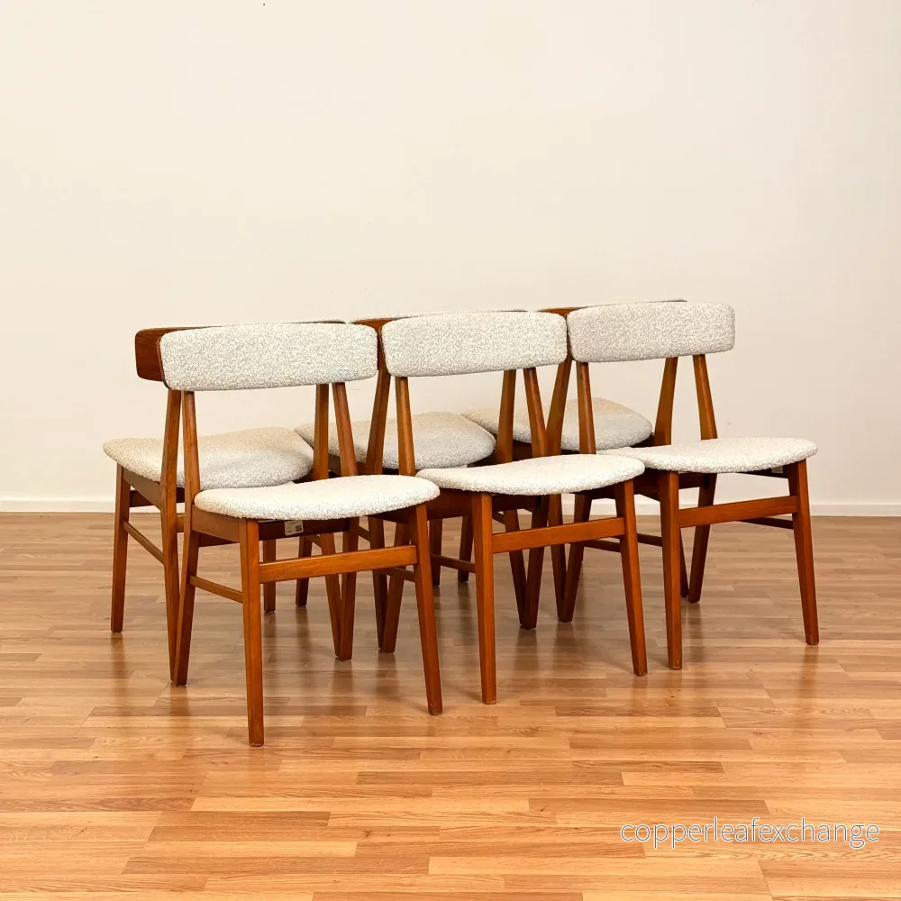 Danskt set med 8 matstolar i bok & teak från Farstrup Danskt set med 8 matstolar i bok & teak från Farstrup