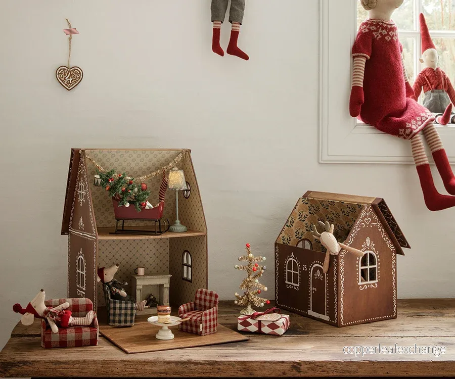 Maileg – Julgran grön, miniatyr gran med julkulor och fot till dockhus med belysning - Bild 3