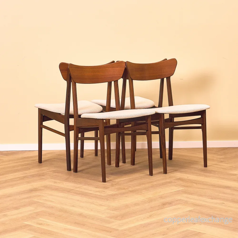 Danskt set med 4 matstolar i teak och valnöt Danskt set med 4 matstolar i teak och valnöt