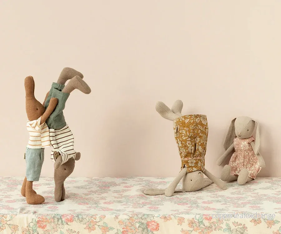 Maileg – Kanin pojke, med stickad randig tröja & bruna byxor, bunny size 1 - Bild 2