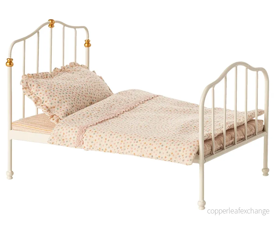 Maileg – Vit säng med madrass, rosa kudde och täcke till möss, off white
