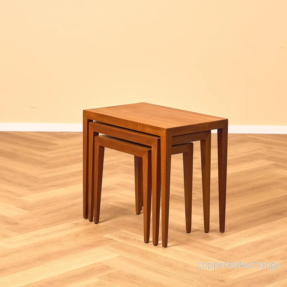 Danskt set med nästlade bord i teak av Severin Hansen för Haslev Møbelfabrik - Bild 2