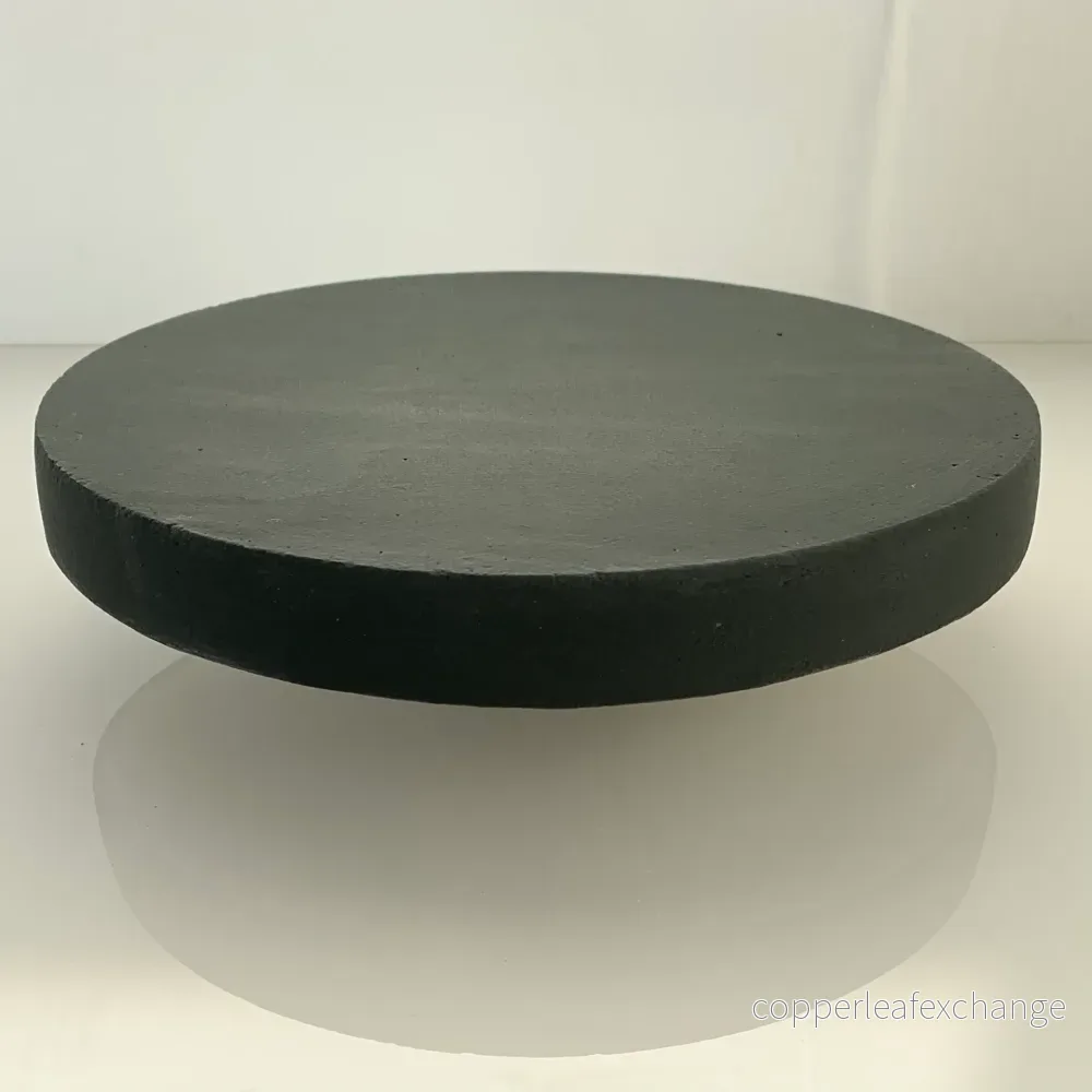 Trampsten i betong målad med kalkfärg i kulören Dark Forest, diameter 19,5 cm. Trampsten i betong målad med kalkfärg i kulören Dark Forest, diameter 19,5 cm.