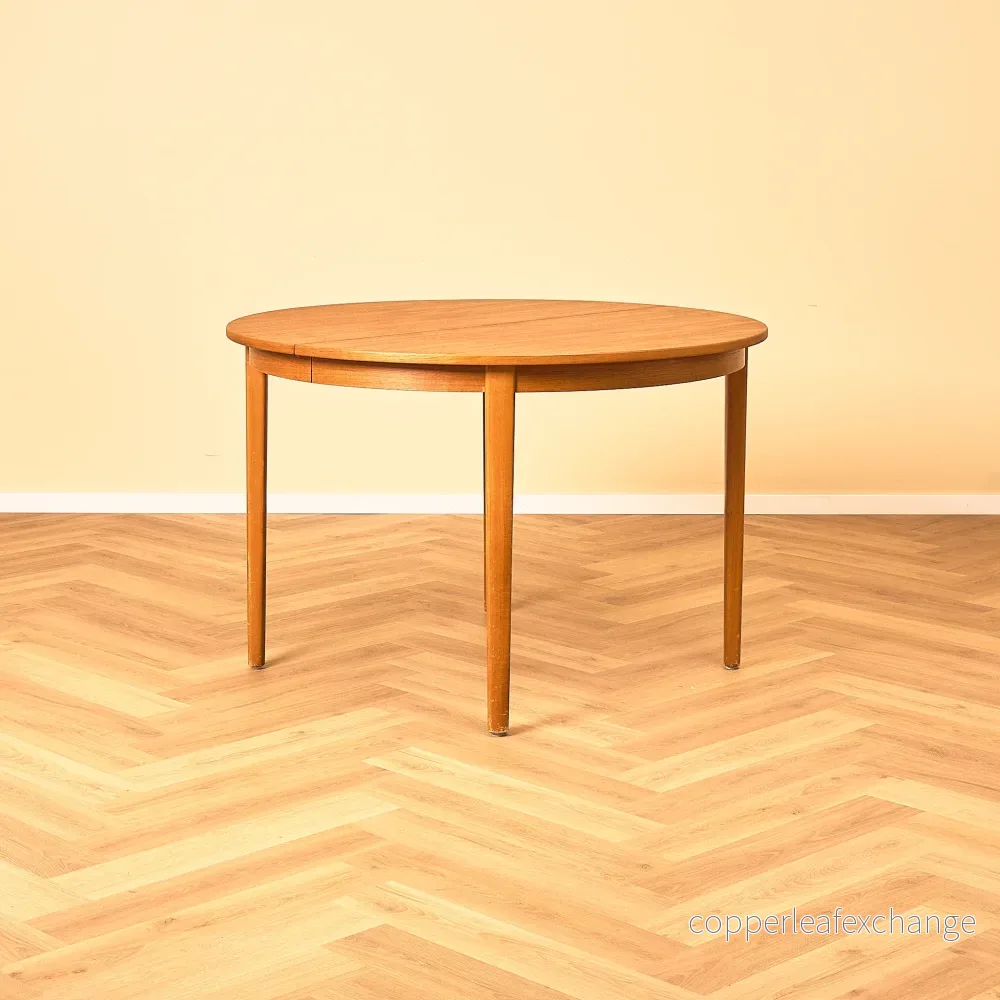 Svenskt runt matbord i teak och bok Svenskt runt matbord i teak och bok
